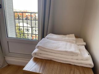 Nid d Aigle, 2 Stations from Paris, Charming Top Floor Apartment Bright, Fully Equipped, Washing Machine High Speed Fibre WiFi - 6
