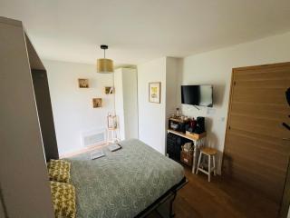 Chambre équipée kitchenette SDB et indépendante proche puy dufou A87 - 0