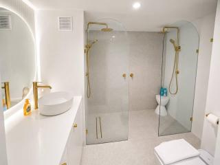 Beach front 2bd 2 car spots Tennis Spa Sauna - 4
