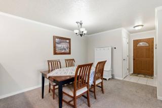 Cozy Swiss Chalet-Midway Retreat-Hot Tub-Gym - 6