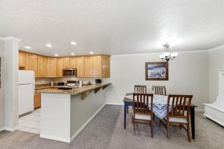 Cozy Swiss Chalet-Midway Retreat-Hot Tub-Gym - 3