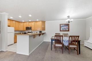 Cozy Swiss Chalet-Midway Retreat-Hot Tub-Gym - 2