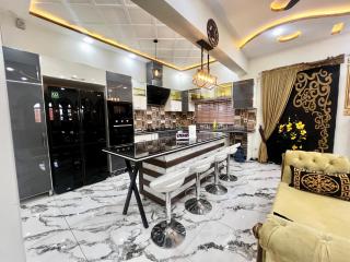 Executive Spanish House 3BR 1 Kanal Family Stay - 5