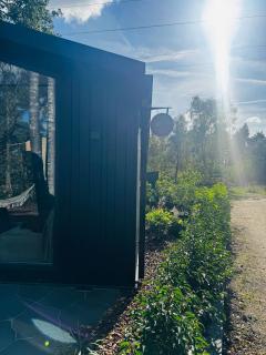 Sfeervolle luxe eco - wellness lodge met privétuin en hottub aan bosrand Boshuisje Nero - 5
