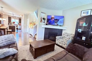 Nolan Hill Retreat 3 BR Upper Level Home - 8
