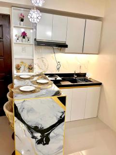 Cozy & Relaxing Stay at Royal Oceancrest Mactan - 7