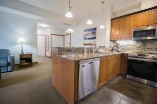 Top Floor condo with Stunning Views - 8