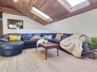 DancingBears- 8BR, 2 Hot Tubs, 2 Homes, Game Room! - 2