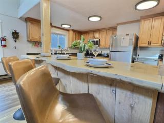BearVaria - Hot Tub, Fireplace, Close to Trails! - 3
