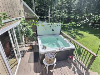 BearVaria - Hot Tub, Fireplace, Close to Trails! - 1