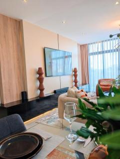 Luxury home 75”TV, 5mins from City Center & Beach - 4