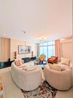 Luxury home 75”TV, 5mins from City Center & Beach - 0