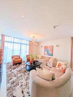 Luxury home 75”TV, 5mins from City Center & Beach - 9