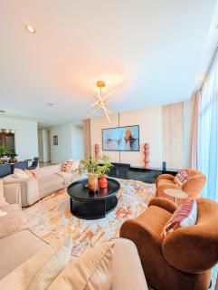 Luxury home 75”TV, 5mins from City Center & Beach - 7