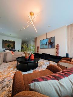Luxury home 75”TV, 5mins from City Center & Beach - 6