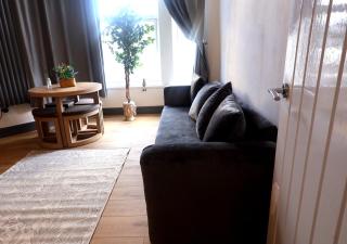 Coastal and City Stay 2 Bedroom Apartment Sleeps 5 - 7