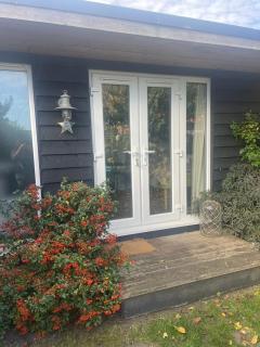 Pretty self-contained garden room - 1