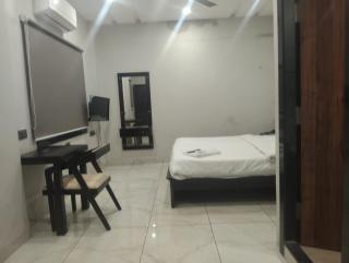 Hotel Sarovar - 8
