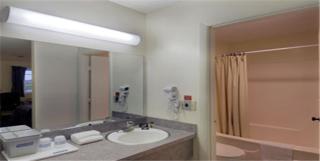 Travelodge by Wyndham Cape Cod Area - West Dennis - 1