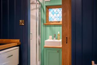 Boutique Shepherd Hut w Private Garden & Outdoor Bath - 4