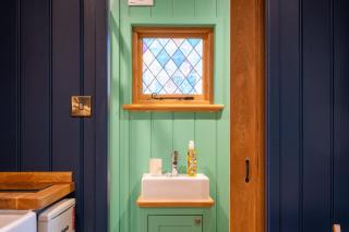 Boutique Shepherd Hut w Private Garden & Outdoor Bath - 2