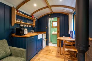 Boutique Shepherd Hut w Private Garden & Outdoor Bath - 8