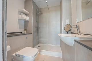 Stylish London Retreat - Near Heathrow - 6