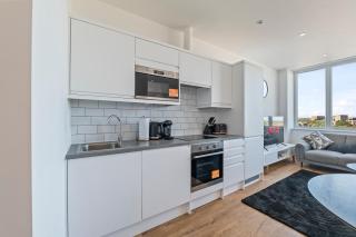 Stylish London Retreat - Near Heathrow - 8