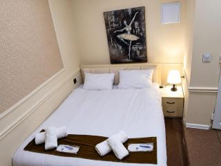Baku Express Guest House - PRIVATE rooms with SHARED bathrooms - 9