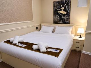 Baku Express Guest House - PRIVATE rooms with SHARED bathrooms - 6