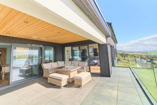 Luxury Home with 360 Views of Lough Swilly with Bar, Games Room, BBQ & Outdoor Dining Area by Travel Lets Holiday Homes - 6