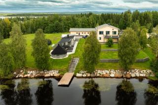 Riverside Luxury Retreat By BookLapland - 4