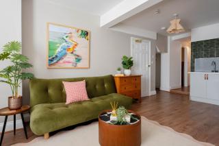 Stylish 2BR Ground Floor Apartment with Patio within 1 min Walk to Harbour - 0