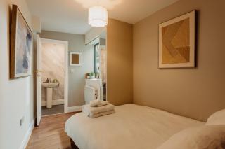 Stylish 2BR Ground Floor Apartment with Patio within 1 min Walk to Harbour - 2