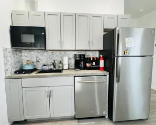 Dtown EaDo Gated Guesthouse Walkable Metro rail Free Parking - 1