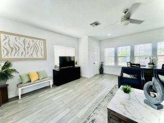 Dtown EaDo Gated Guesthouse Walkable Metro rail Free Parking - 4