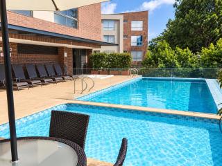 Modern Loft Near Airport Pool, Gym & Parking - 6