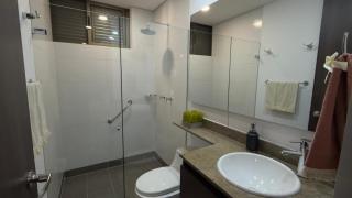 Modern Loft Near Airport Pool, Gym & Parking - 1