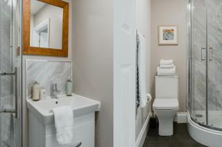 Prime Harbourfront Apartment with Stunning Sea Views and Private Patio - 5
