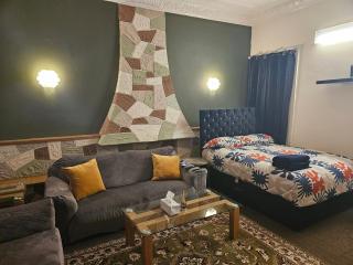 Bright & Spacious Stay Sleeps 4 and Babies - 8