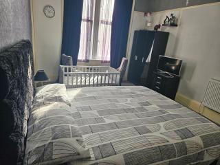 Bright & Spacious Stay Sleeps 4 and Babies - 5