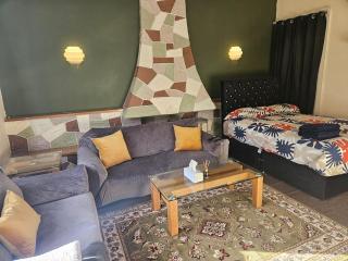 Bright & Spacious Stay Sleeps 4 and Babies - 4