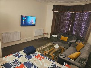 Bright & Spacious Stay Sleeps 4 and Babies - 2