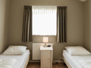 Charming bungalow on Ameland with a beautiful garden - Ballum - 1