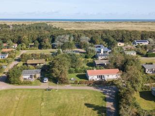 Charming bungalow on Ameland with a beautiful garden - 6