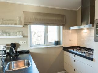 Charming bungalow on Ameland with a beautiful garden - 5