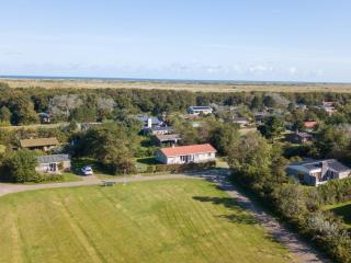 Charming bungalow on Ameland with a beautiful garden - 3