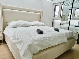 Luxury Stylish Apartment with Balcony & Free Parking - 6