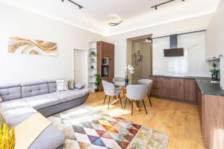 Elite Downtown Retreat for Families & Friends - 5