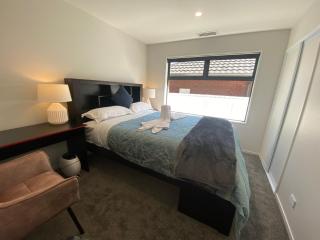 Kendal Ave 2BR Home 6 min to Airport - 5